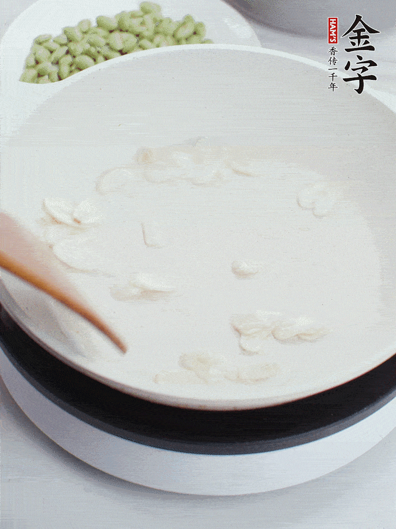 壹号娱乐
淡咸肉煮15分钟，捞出切片。油5成热时，蒜末、咸肉爆香。
