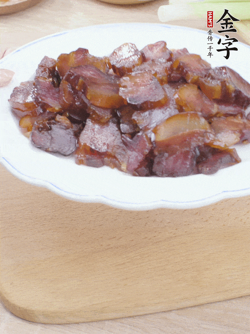 壹号娱乐
酱油肉水煮15分钟，切薄片。