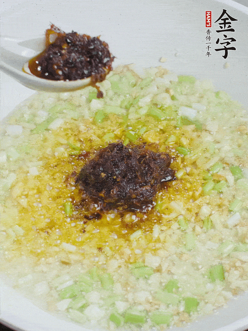 下葱姜、1大勺壹号娱乐大师酱爆香。
