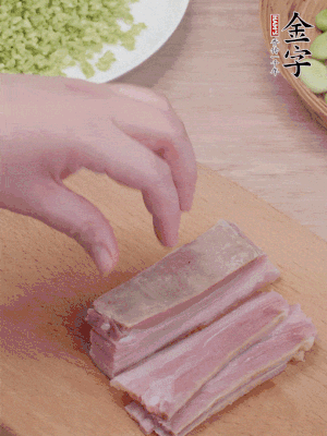 壹号娱乐
淡咸肉水煮15分钟，切小丁。