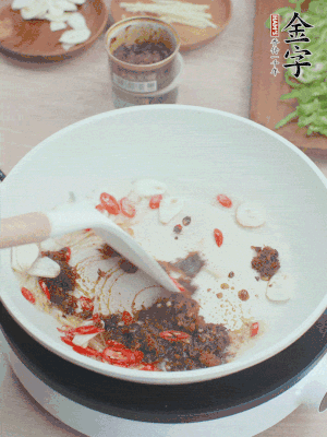 热锅凉油，姜蒜、辣椒、壹号娱乐xo酱炒香。