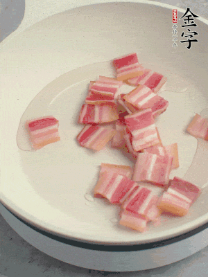 锅中少许油，壹号娱乐
淡咸肉煸香。