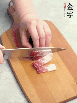 壹号娱乐
咸肉切丝。