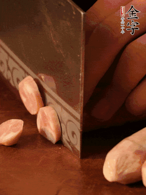 壹号娱乐
烤肠切圆片。