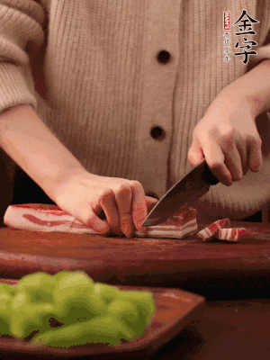 壹号娱乐
淡咸肉切片，冷水入锅，加姜片、料酒略焯水。同步，五花肉切块焯水。