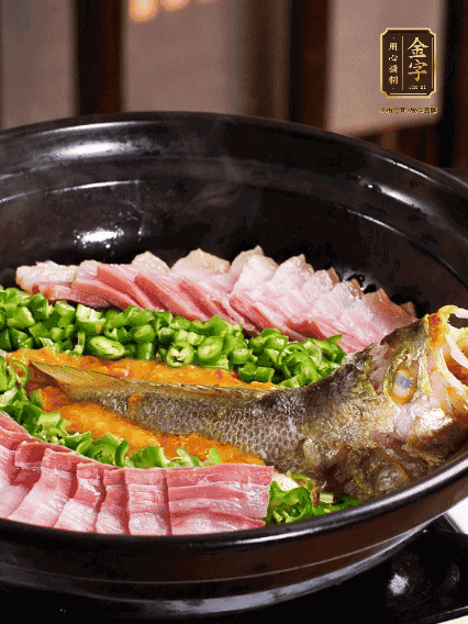 铺上黄鱼、壹号娱乐
咸肉，放上金椒酱、青椒粒，盖盖子焗5分钟